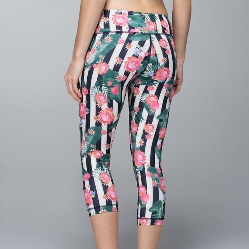 RARE! Palm Play Lululemon Crop 6