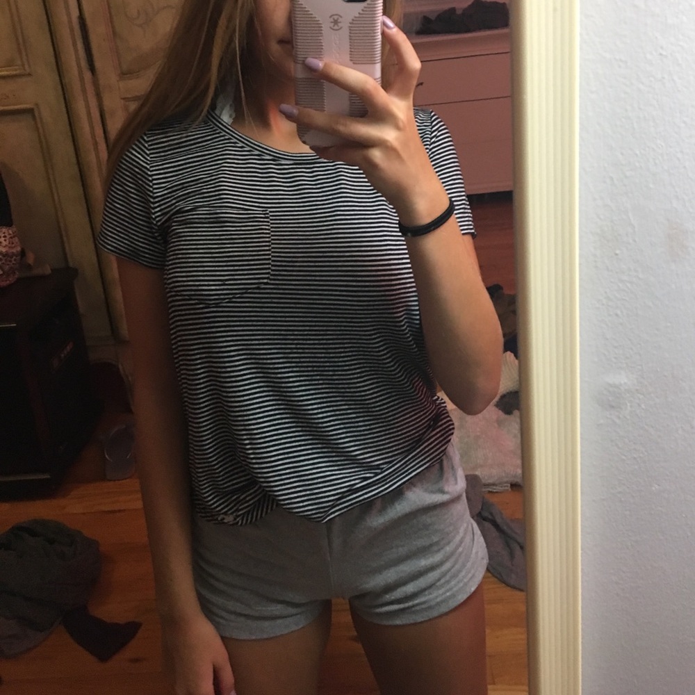 Black and white stripped tee