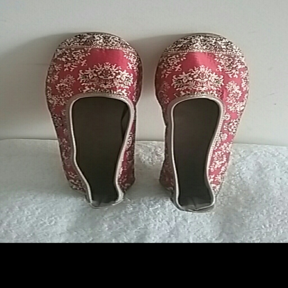 EMBROIDERED SHOES SIZE 9