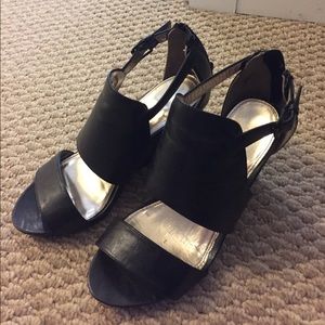 Beautiful 9w black wedges- worn once