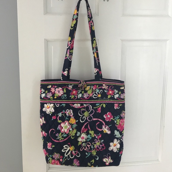Vera bradley tote top with toggle closure