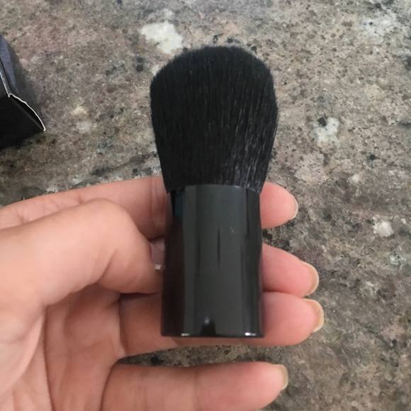 NEW IN BOX! Edward Bess Luxury Face Brush - Picture 3 of 4