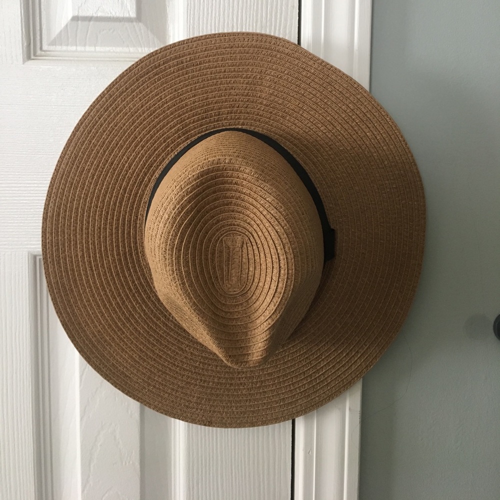 Wide brim hat