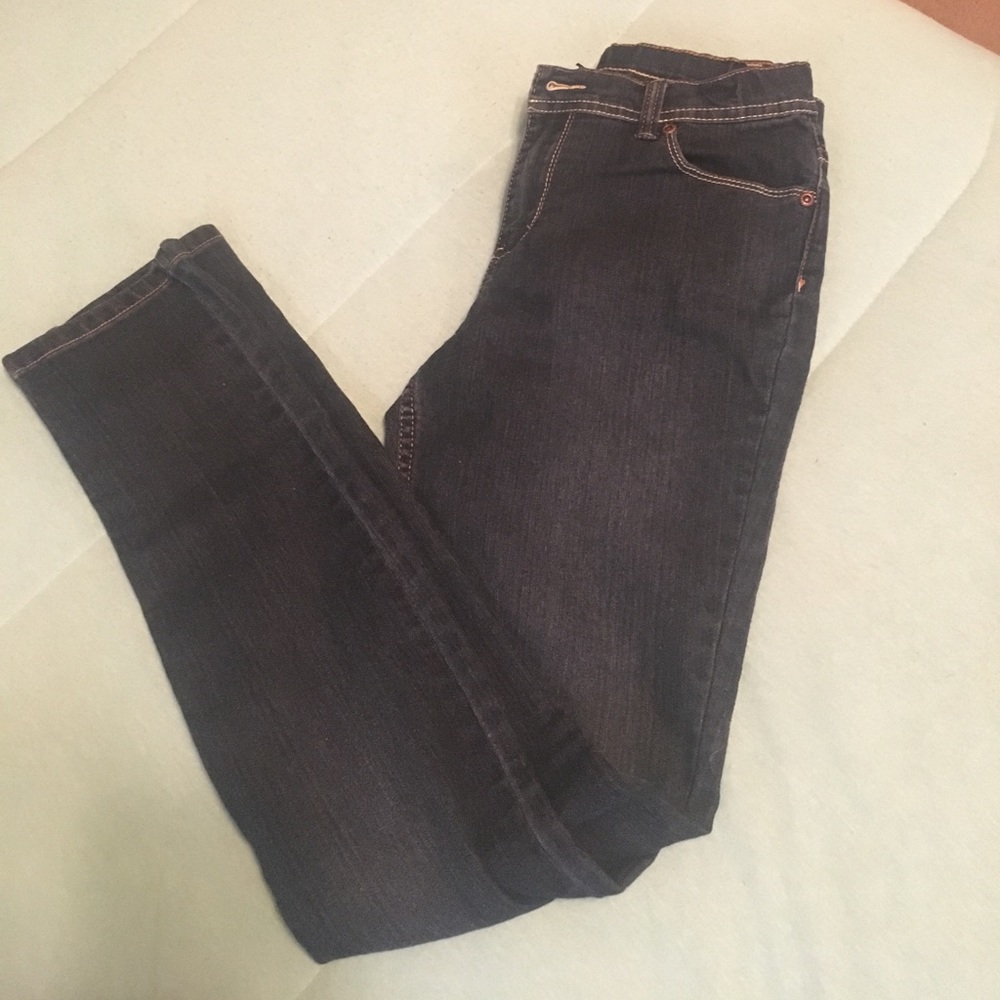 NEVER WORN Dark Wash Skinny Jeans