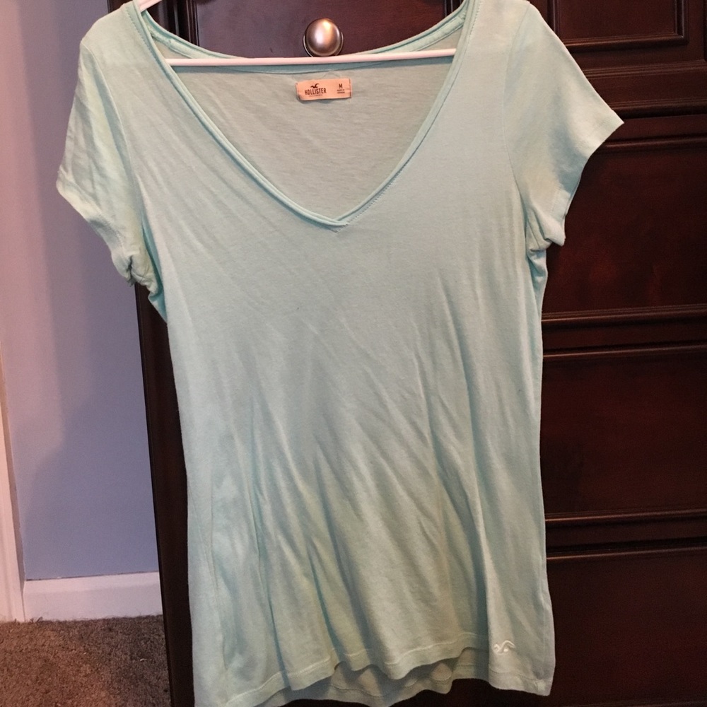 V-neck t-shirt