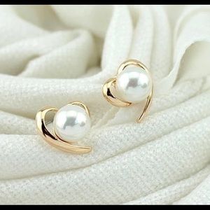Heart pearl earrings