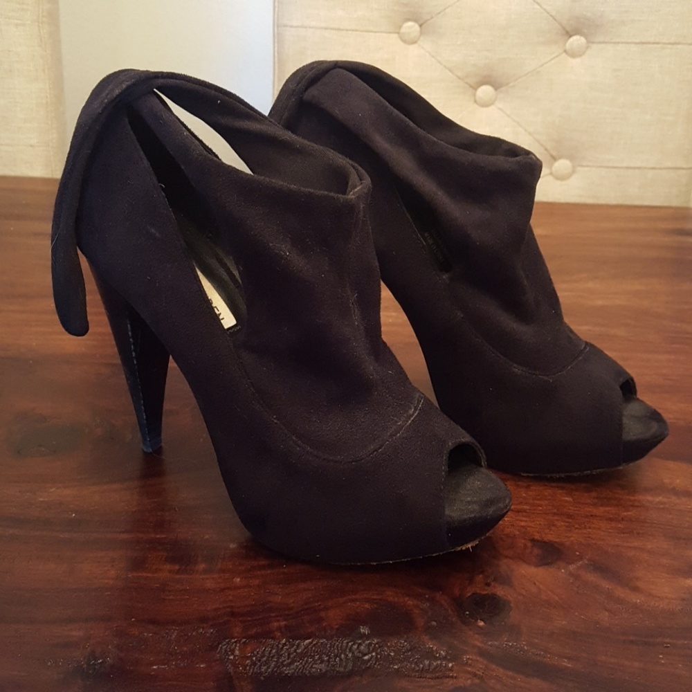 Black ankle tie Steve Madden heel! Size 7