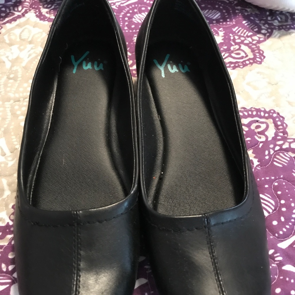 Yuu brand black flats