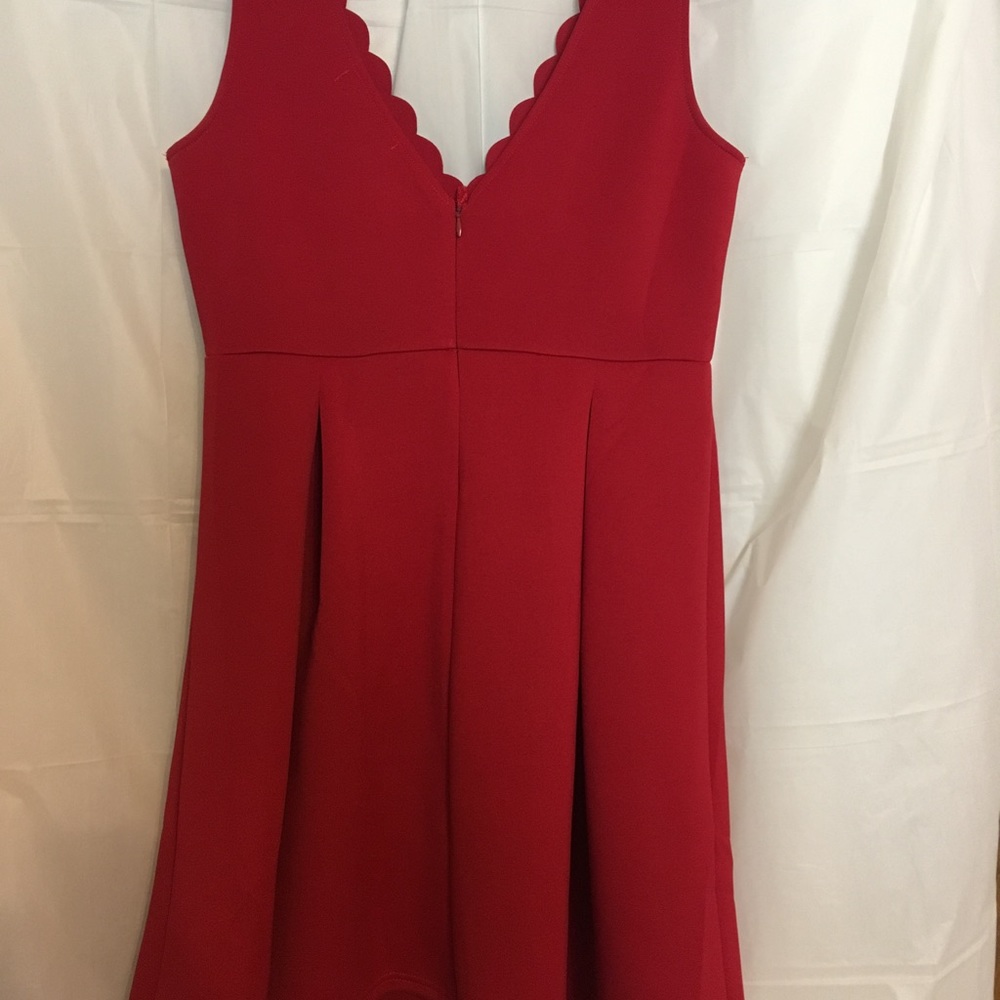 V neck sleeveless dress.