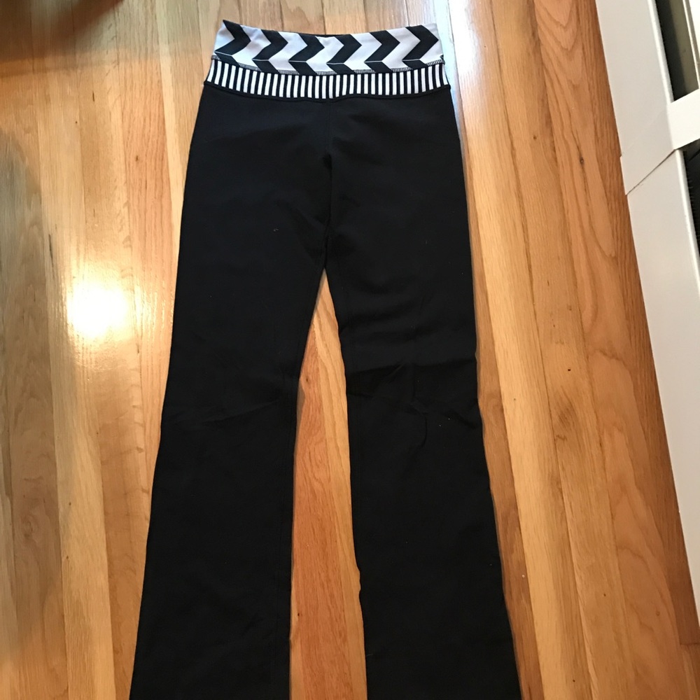 Lulu lemon black yoga pants with patterned waist