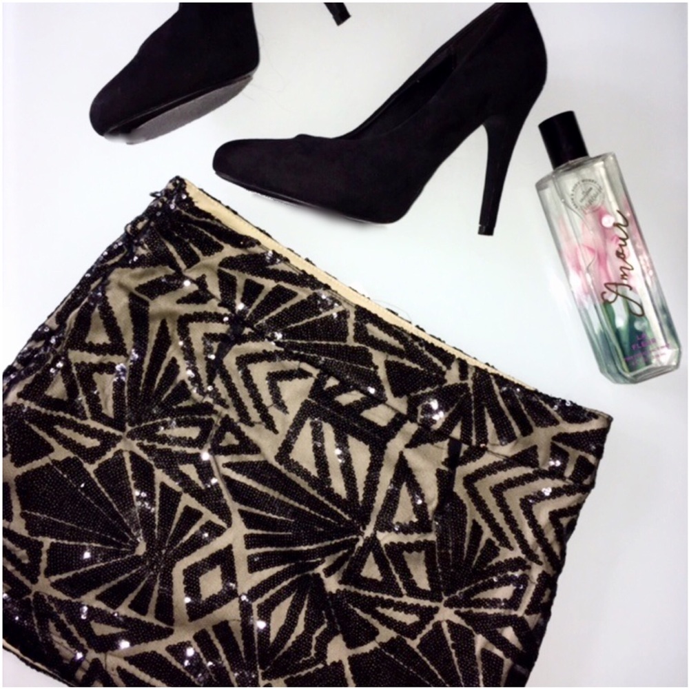 Avec black and cream sequin mini skirt. NWT