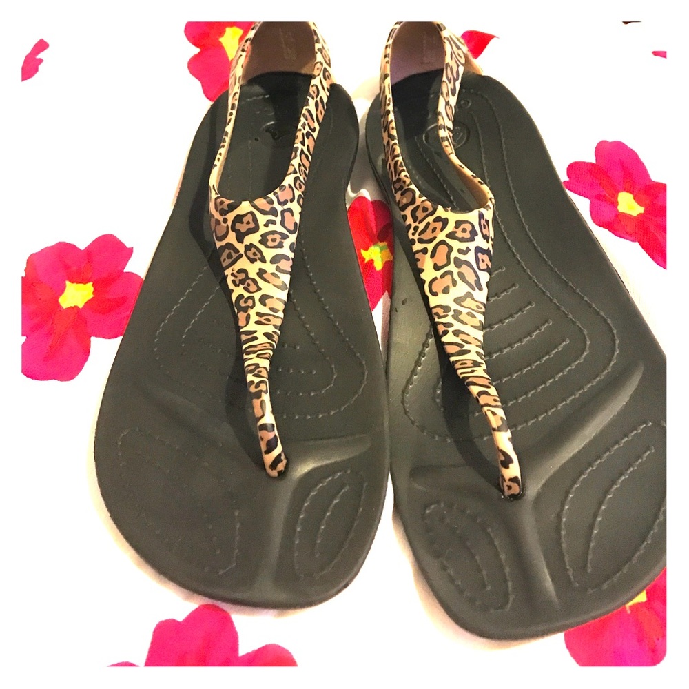 Leopard print Croc Thong Sandal! Size 9!