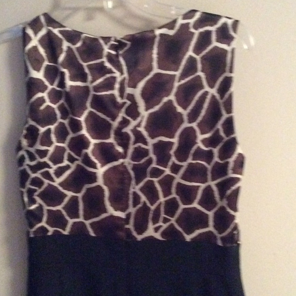 Tahari - Picture 2 of 3