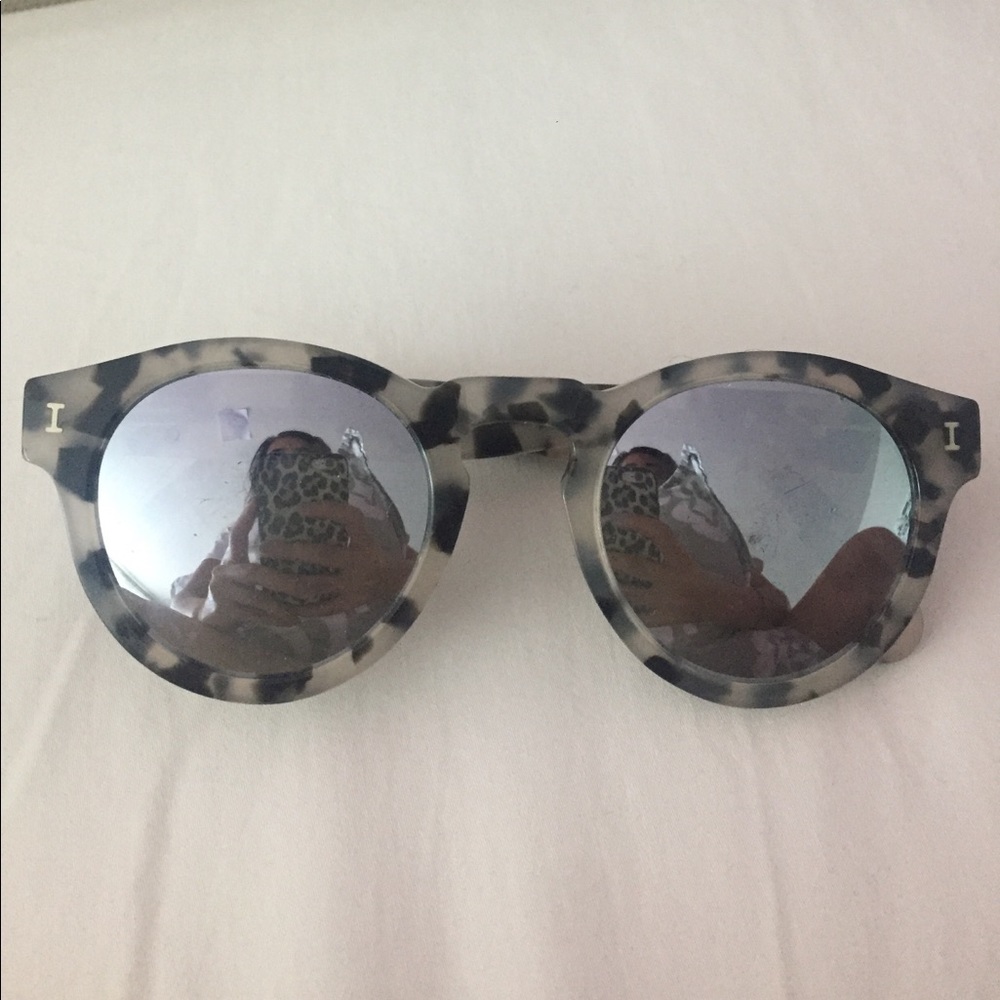 ILLESTEVA SUNGLASSES