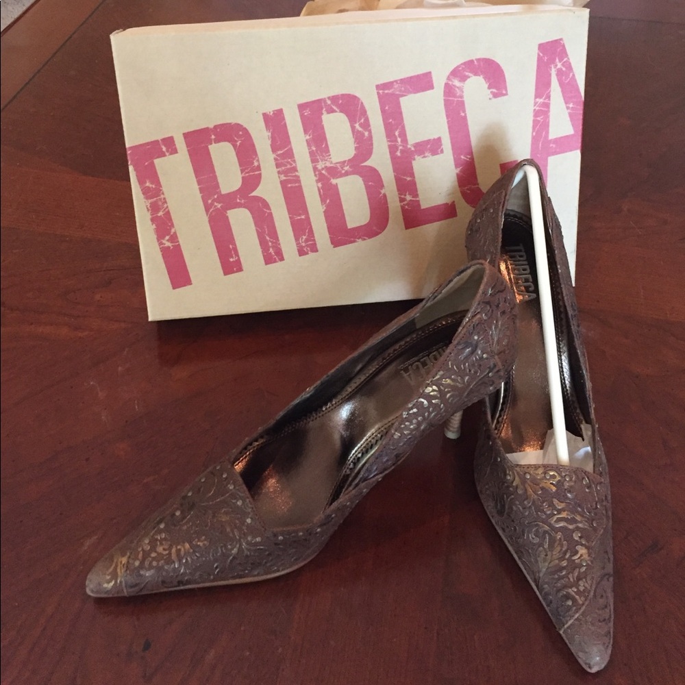 Gorgeous brown and gold leather shoes.