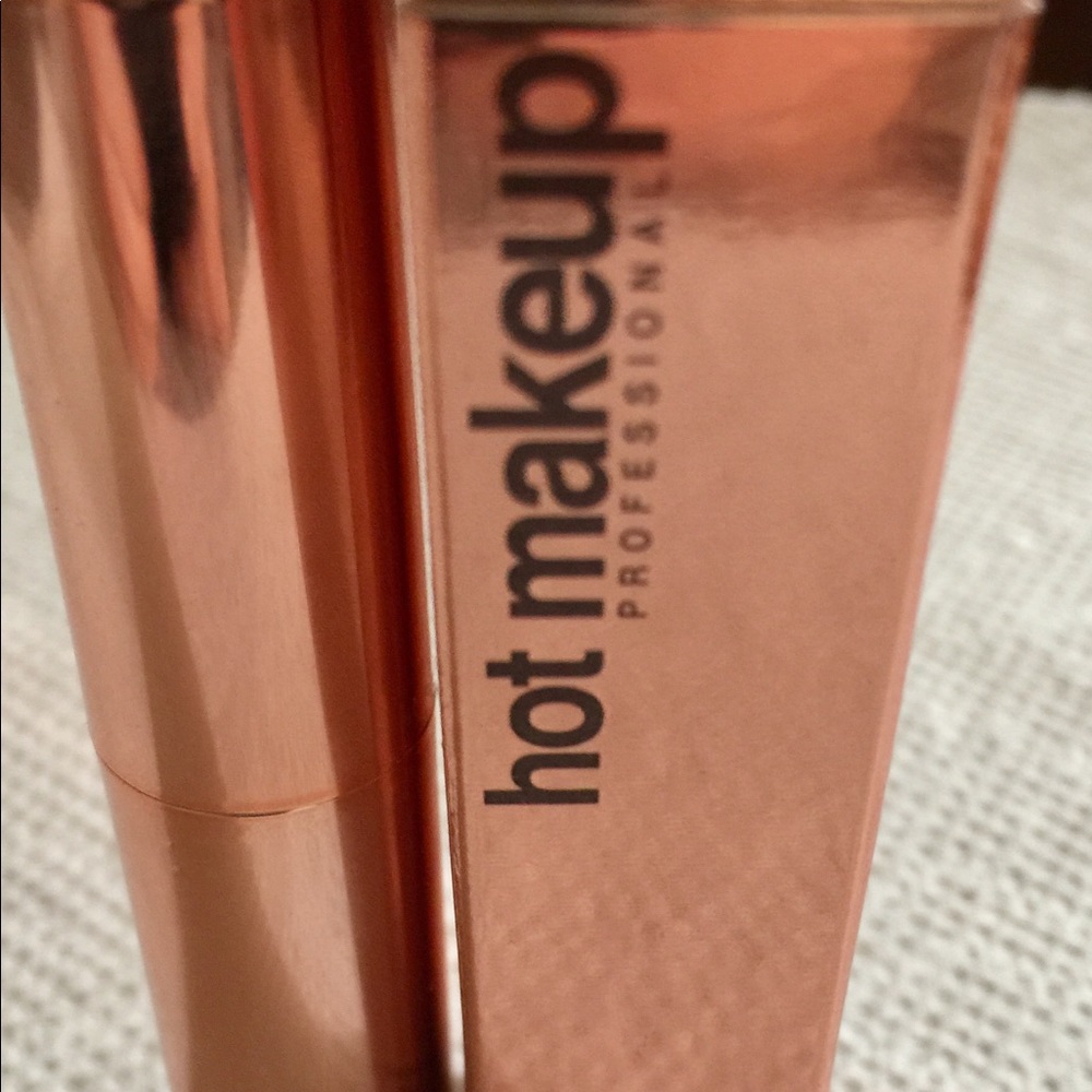 Hot Makeup Professional KISS ME MORE LIP CREAM - Picture 3 of 8