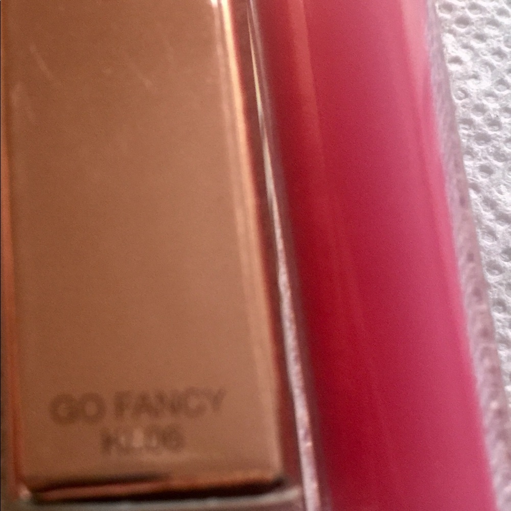 Hot Makeup Professional KISS ME MORE LIP CREAM - Picture 4 of 8