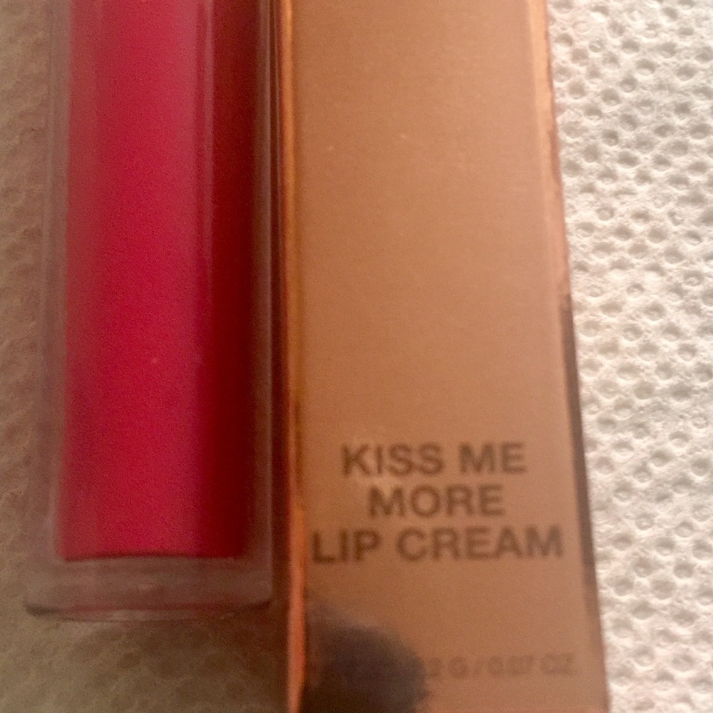 Hot Makeup Professional KISS ME MORE LIP CREAM - Picture 5 of 8