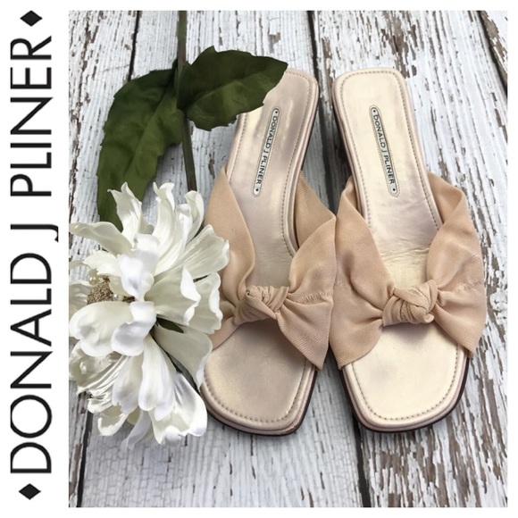 Donald J. Pliner Shoes - 💕SALE💕Donald J. Pliner Peach Sandals