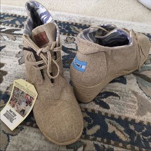 NWT TOMS WEDGE BOOTIES