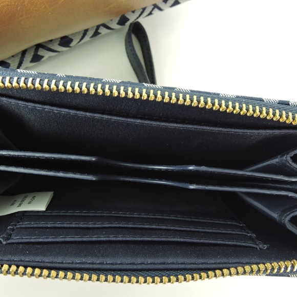 TOMMY HILFIGER Monogram Handbag with wrist-let - Picture 7 of 8