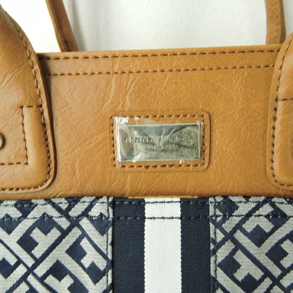 TOMMY HILFIGER Monogram Handbag with wrist-let - Picture 8 of 8