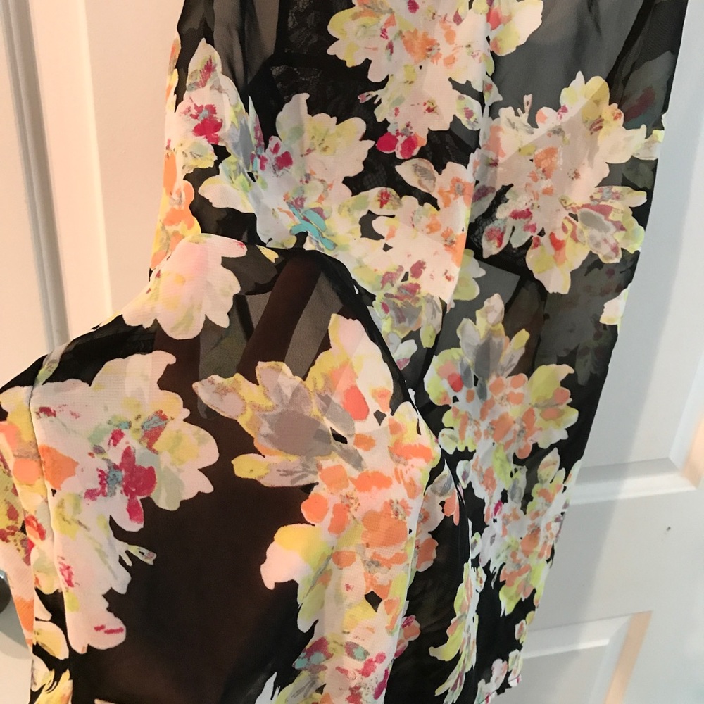 Sheer floral lace tank - Picture 5 of 5