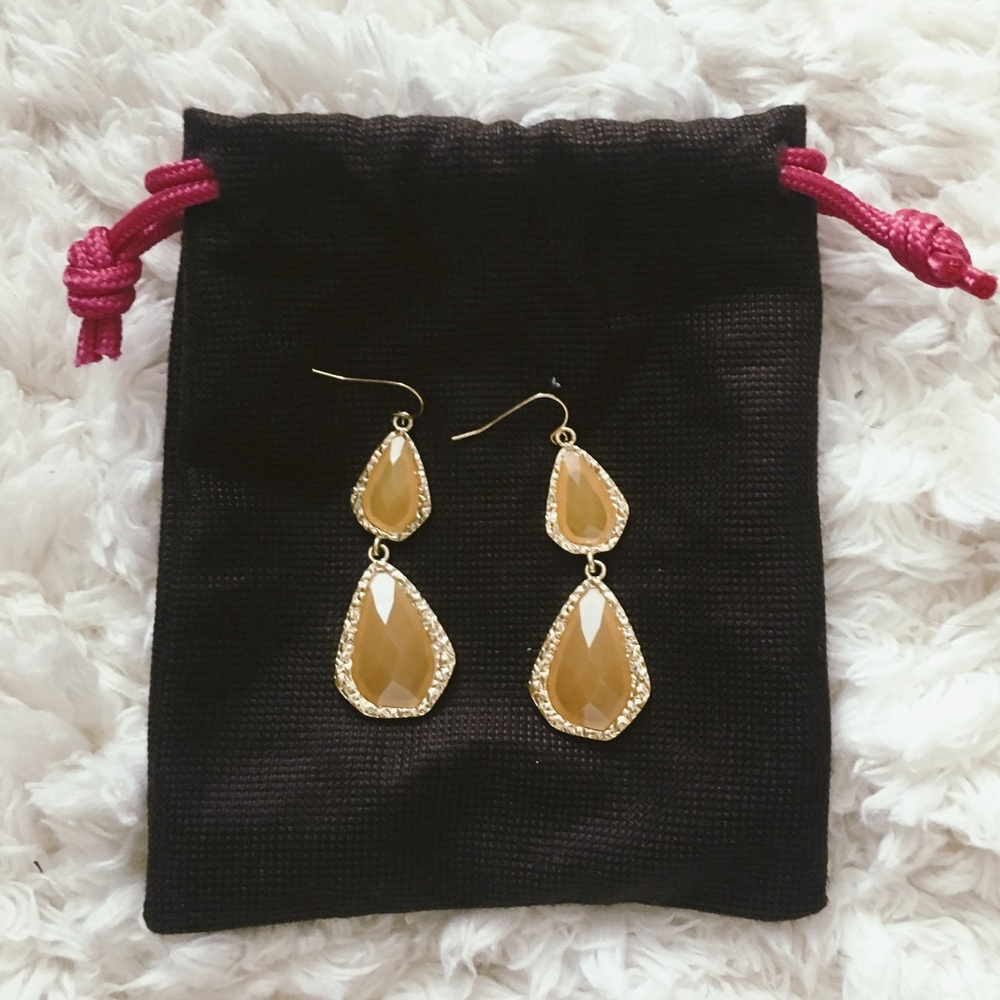 ❌ SOLD ❌ Peach Earrings - Picture 1 of 1