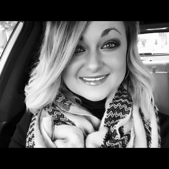 Meet your Posher, Nicole - Picture 1 of 1