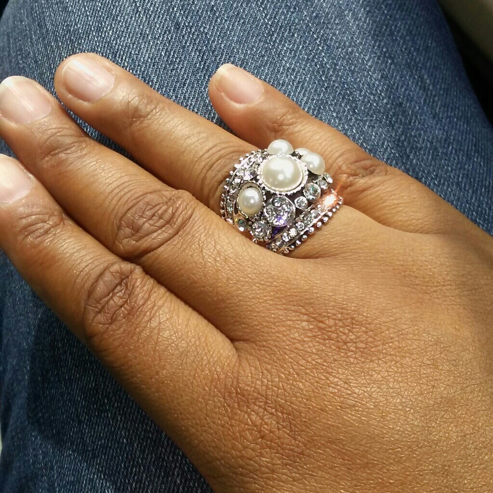 Gorgeous pearl and rhinestone ring. STUNNING😍😍