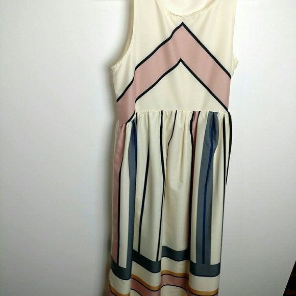 🌿SLEEVELESS SHIFT DRESS🌿🌿 - Picture 4 of 4