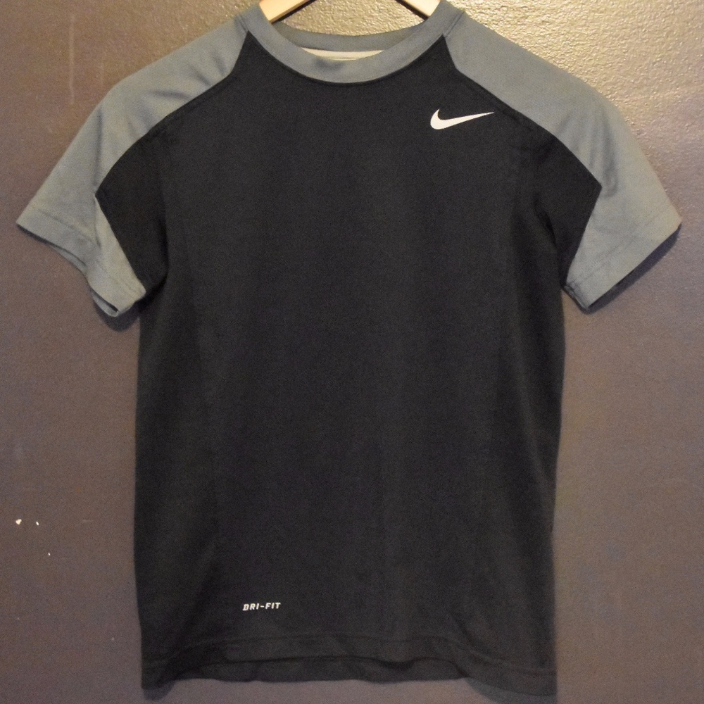 Boys Nike Dri-Fit Short Sleeve Shirt, Size Medium