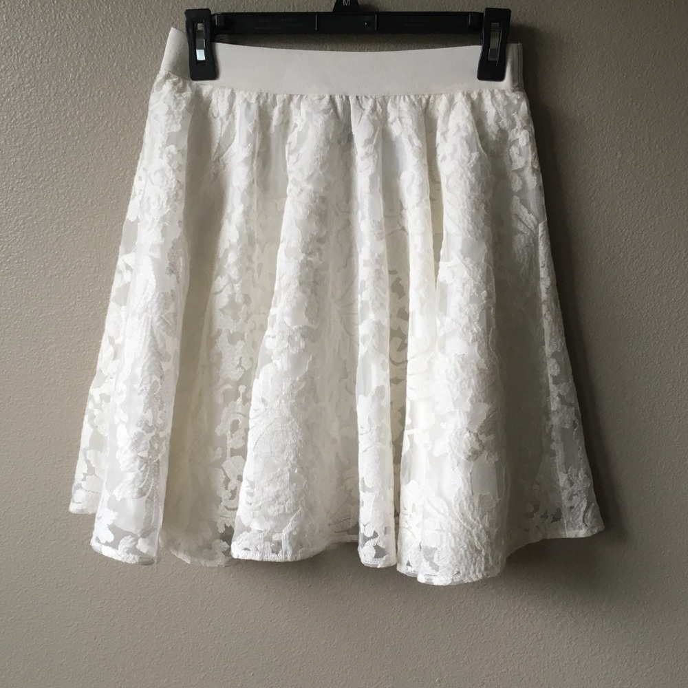 ⚪️WHITE SKIRT⚪️