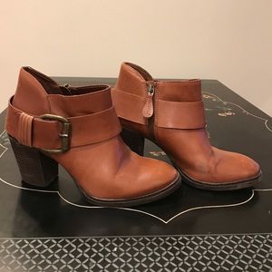 Caramel brown Steven Madden ankle boots. Sz 9