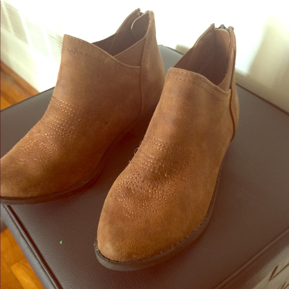 Steve Madden girls boots. (SOLD)