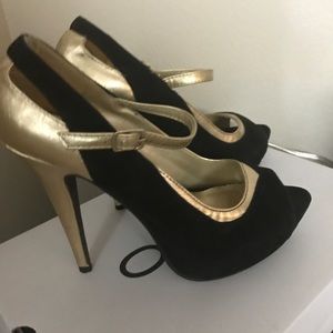 Velvet black heels with gold