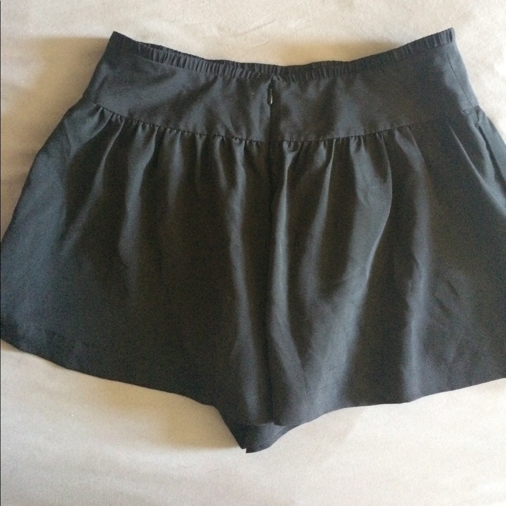 Express Shorts - Picture 2 of 3