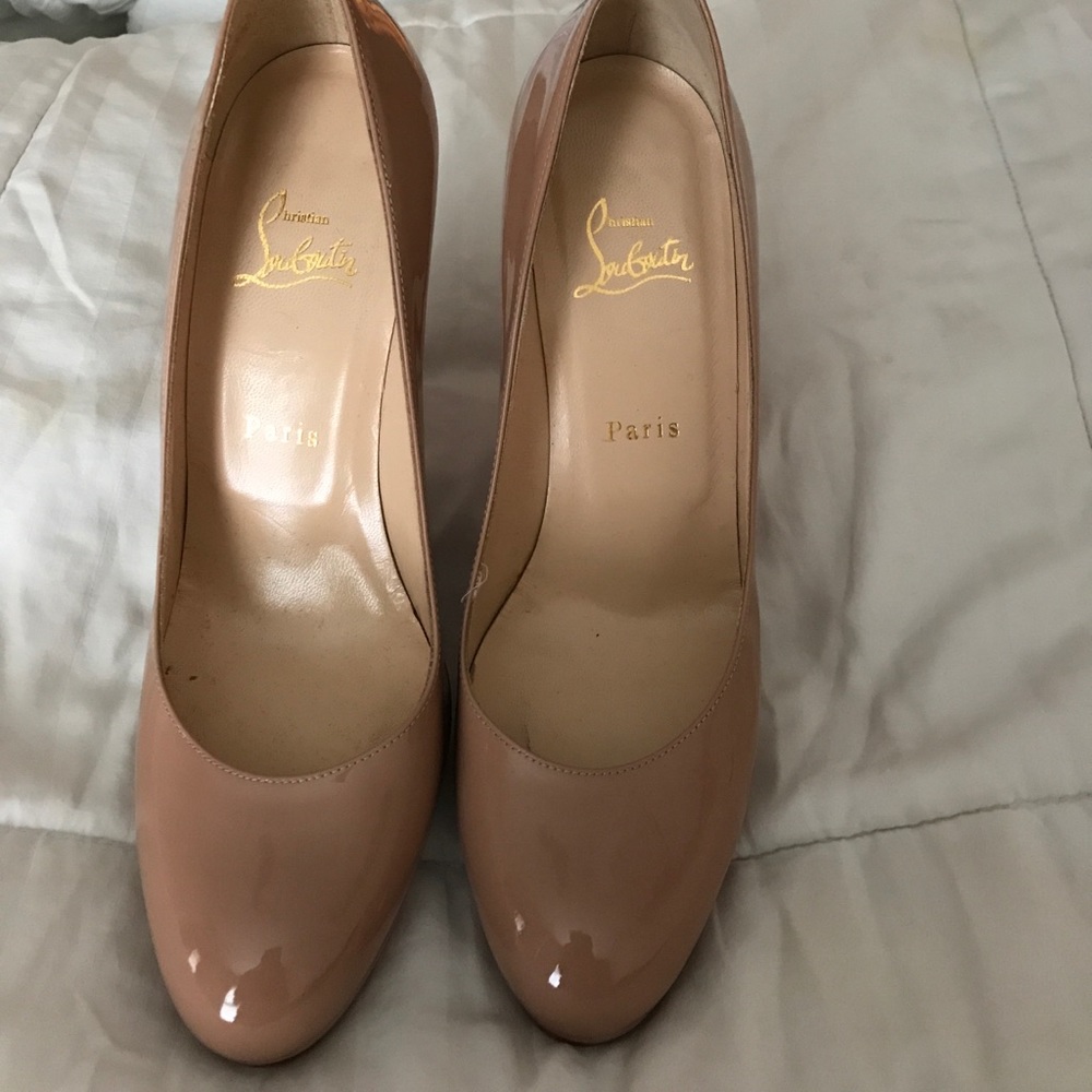 Christian Louboutin pump nude