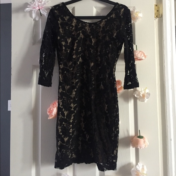 Lace dress - Picture 1 of 3