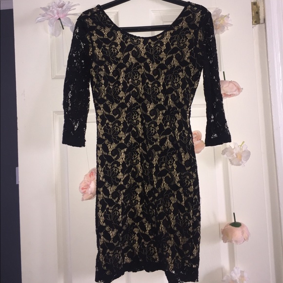 Lace dress - Picture 2 of 3