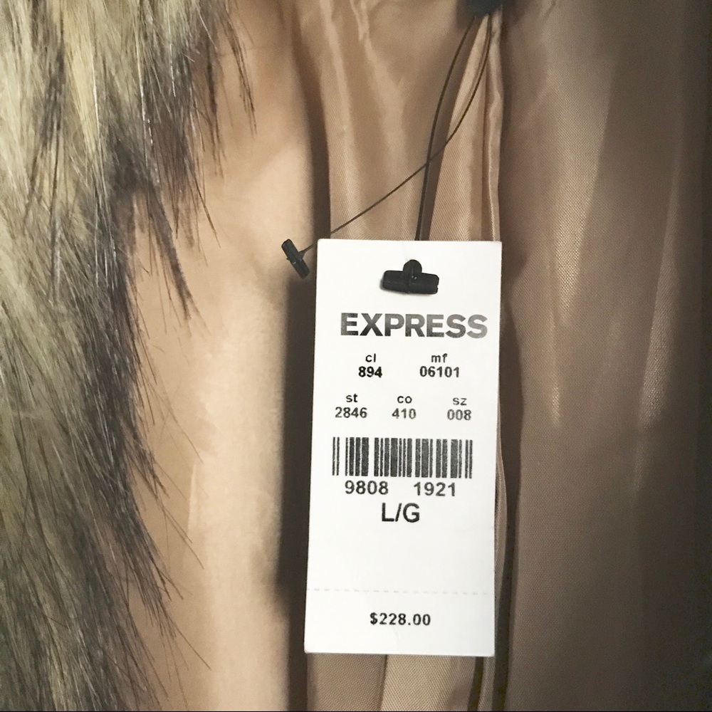 ✨BNWT✨ Camel colored coat with fur trim - Picture 5 of 6
