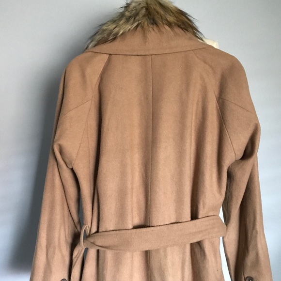 ✨BNWT✨ Camel colored coat with fur trim - Picture 4 of 6