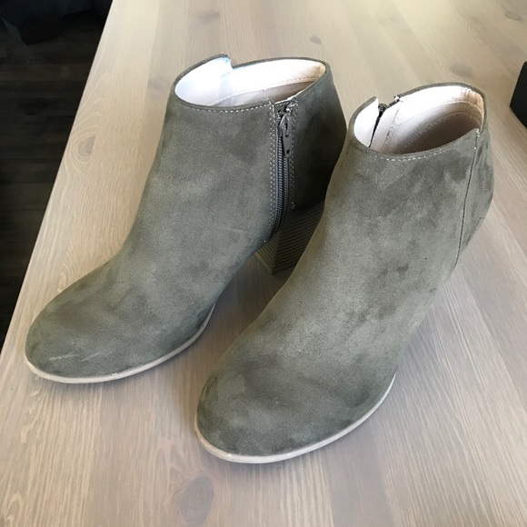 ❌SOLD❌ Old Navy Olive Sueded Ankle Boot / Bootie - Picture 3 of 8