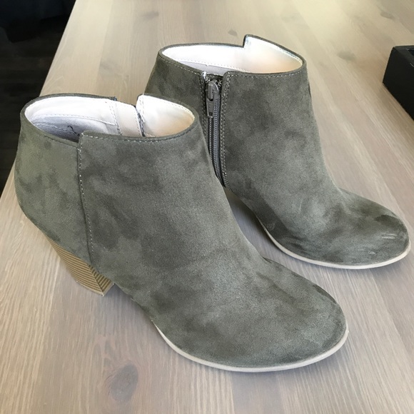 ❌SOLD❌ Old Navy Olive Sueded Ankle Boot / Bootie - Picture 4 of 8