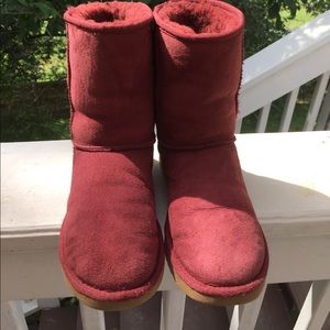 Authentic uggs in elegant burgundy color