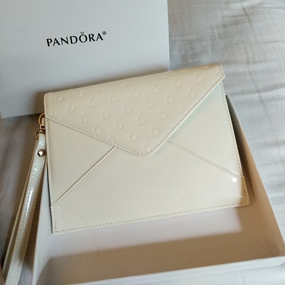 🌟🌟NWOT Collectible Ivory Pandora Clutch