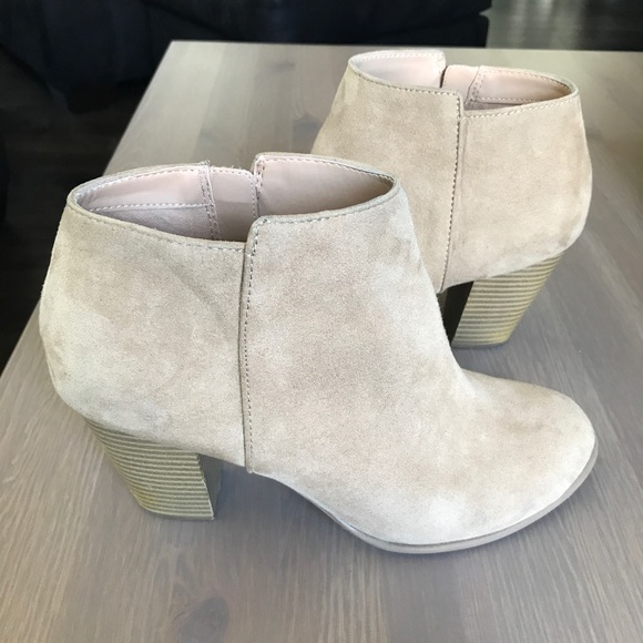 ❌SOLD❌ Old Navy Sand Sueded Ankle Boot / Bootie - Picture 2 of 8