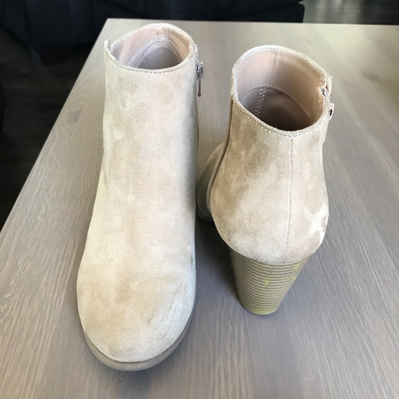 ❌SOLD❌ Old Navy Sand Sueded Ankle Boot / Bootie - Picture 3 of 8