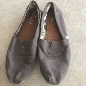 Women's gray Tom's