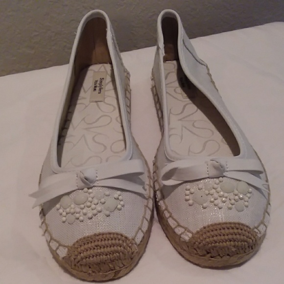 Vera wang  white canvas style shoes - Picture 2 of 6
